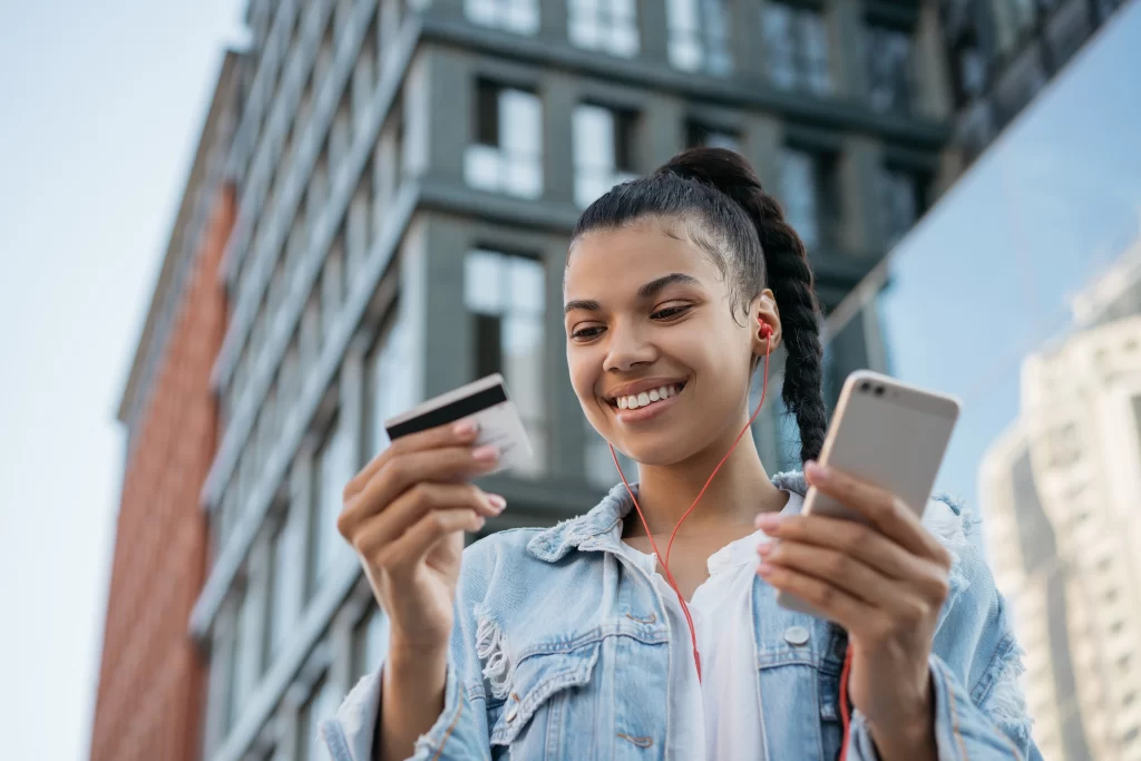 User earning cashback rewards while shopping online using a mobile app